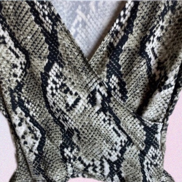 YMI Collections • Short Sleeve Snakeskin Pattern Self-Tie Waist - Picture 4 of 8